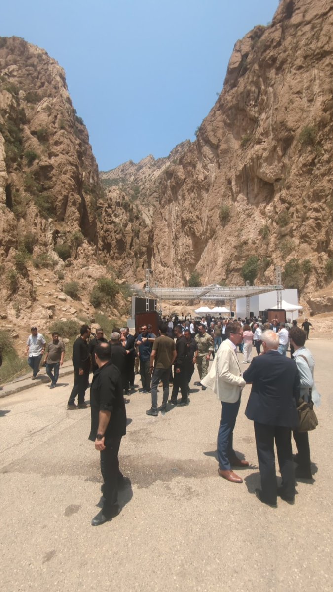 ja_helf's tweet photo. Soeben ist die erste symbolische Waffenniederlegung der PKK im Nordirak zu Ende gegangen. Insgesamt 30 Kämpferinnen und Kämpfer verbrannten vor den Augen türkischer und kurdischer Vertreter:innen ihre Waffen. 1/ https://t.co/KdHwAO8tyR