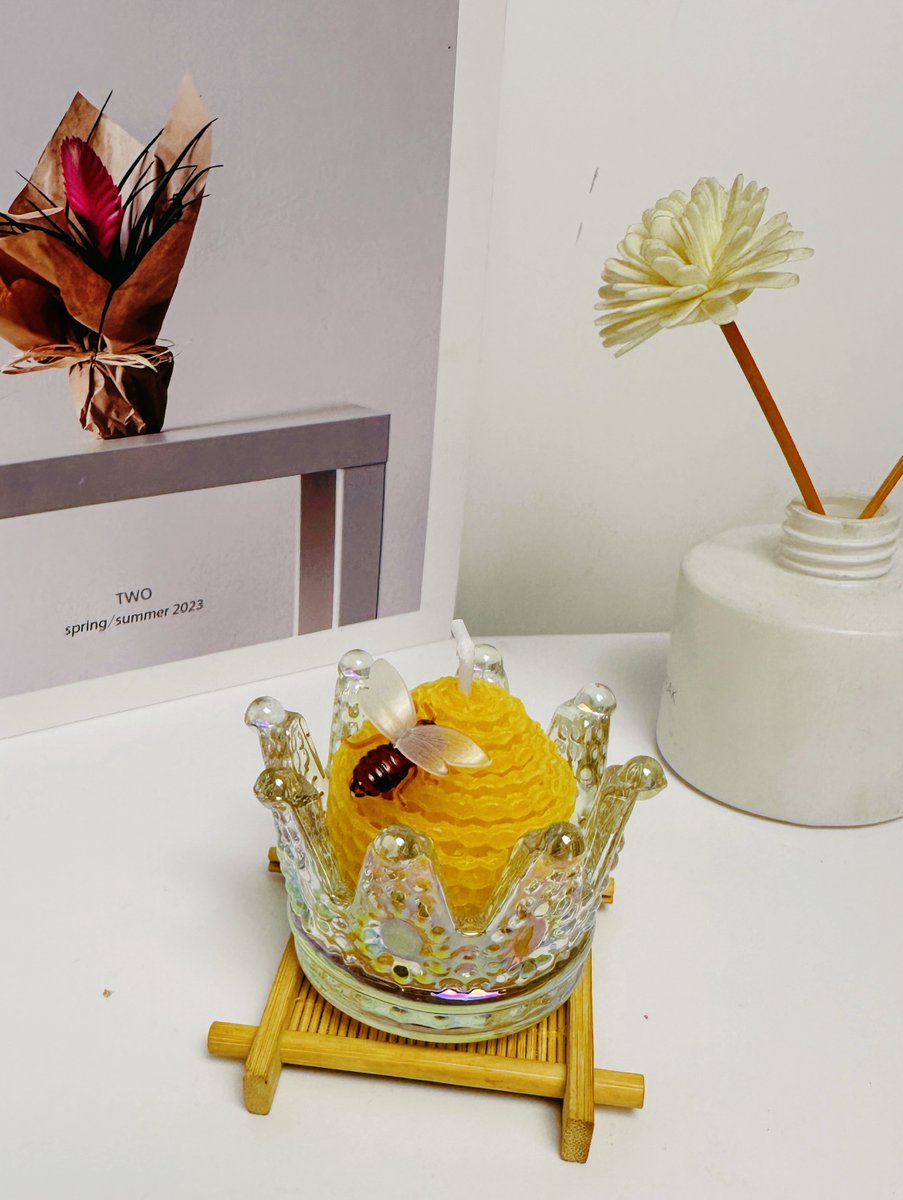 TaBoCandle's tweet image. A simple design, inspired by nature. 🐝
this candle is more than a decoration—
it’s a quiet tribute to nature’s beauty and everyday rituals.

Made with care, for those who appreciate natural materials and a slower pace of life.

#BeeswaxCandle #CandleArt  #Slowlife #HealingHome
