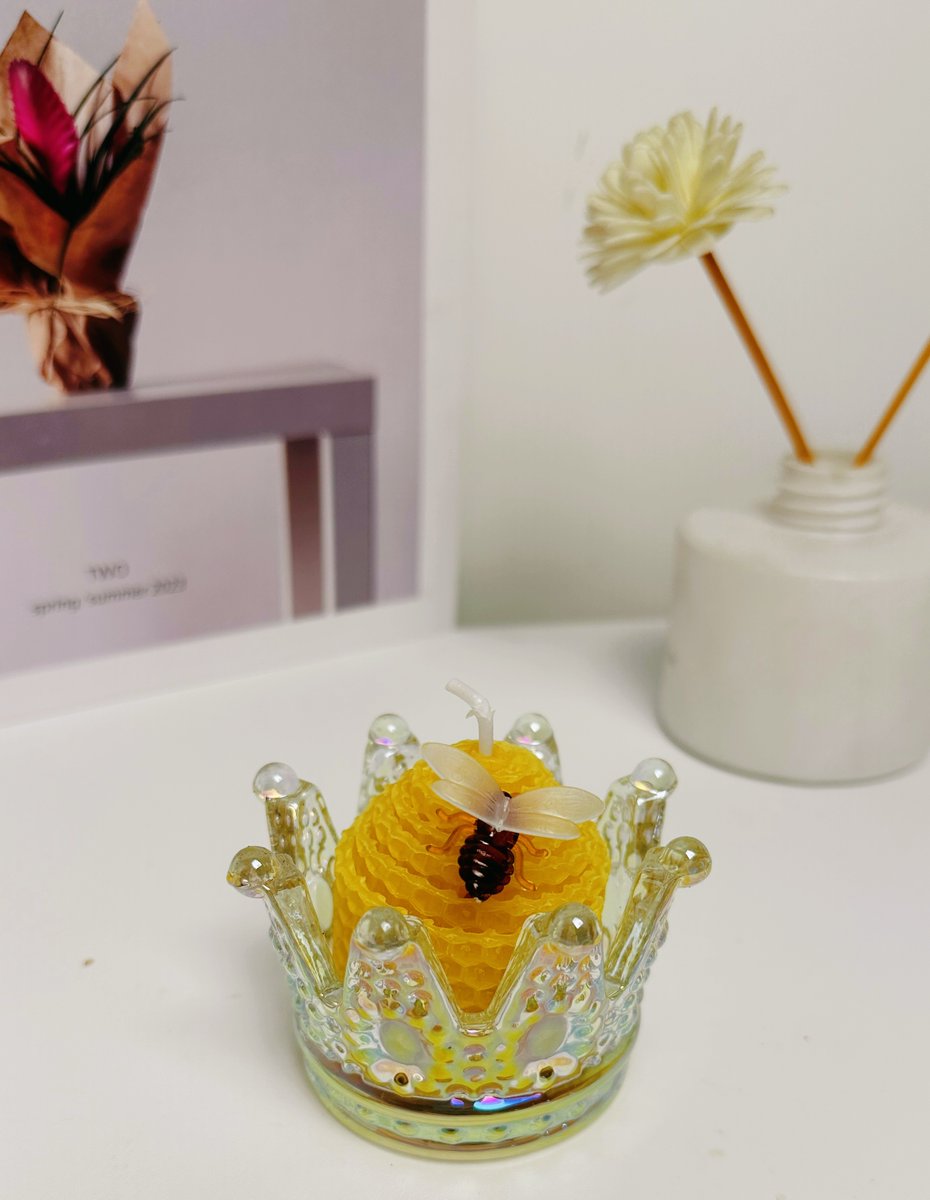 TaBoCandle's tweet image. A simple design, inspired by nature. 🐝
this candle is more than a decoration—
it’s a quiet tribute to nature’s beauty and everyday rituals.

Made with care, for those who appreciate natural materials and a slower pace of life.

#BeeswaxCandle #CandleArt  #Slowlife #HealingHome