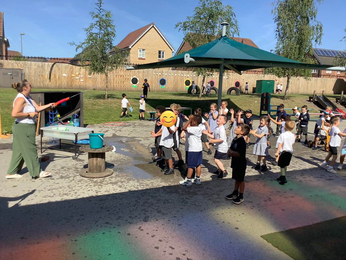 Receptionmonksd's tweet image. #ClassR1 and #ClassR3 enjoying the sun today with some water fun! ☀️💦😆