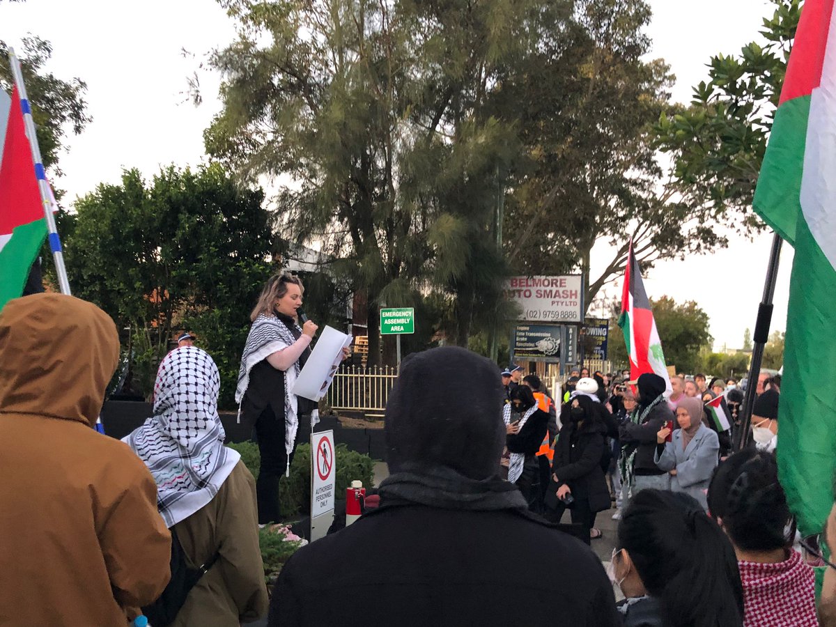 T4PalestineNSW's tweet image. Olivia Seroughi, T4P speaks outside SEC plating, Belmore
Staunch turnout tonight to oppose police assault of Hannah Thomas, Chris Minns anti-protest laws and the Australian government's arms sales to Israel