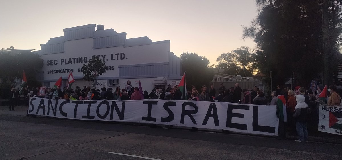 T4PalestineNSW's tweet image. Olivia Seroughi, T4P speaks outside SEC plating, Belmore
Staunch turnout tonight to oppose police assault of Hannah Thomas, Chris Minns anti-protest laws and the Australian government's arms sales to Israel