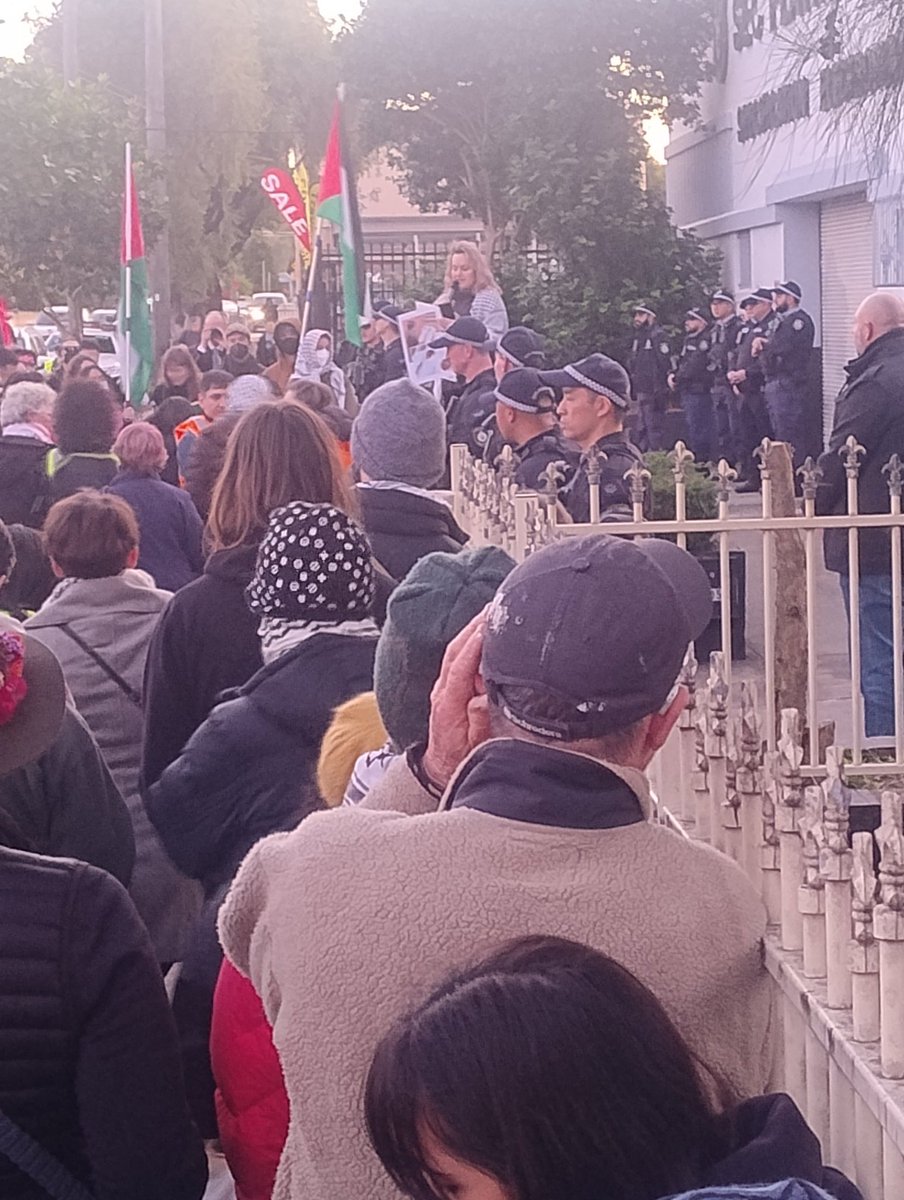 T4PalestineNSW's tweet image. Olivia Seroughi, T4P speaks outside SEC plating, Belmore
Staunch turnout tonight to oppose police assault of Hannah Thomas, Chris Minns anti-protest laws and the Australian government's arms sales to Israel