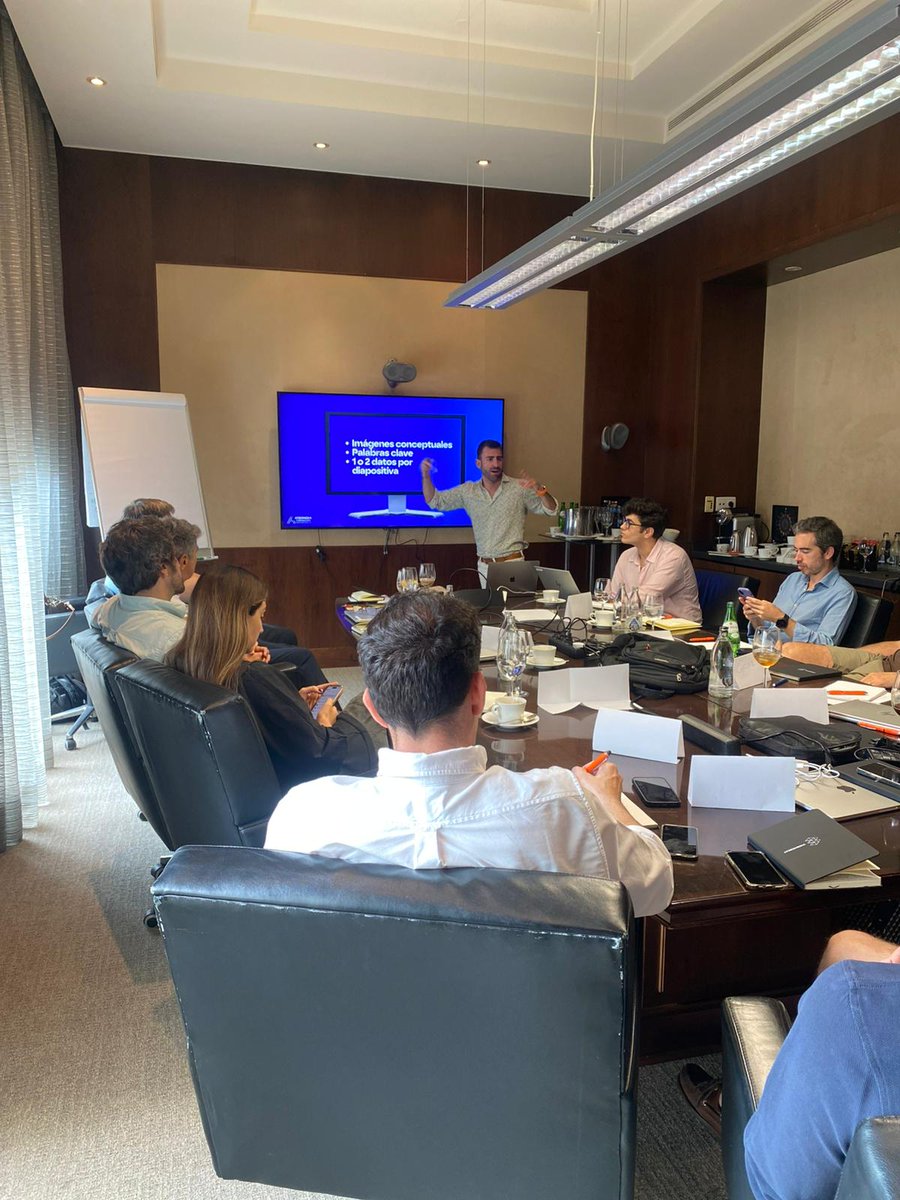 Esta semana, <a href="/santicid/">Santiago Cid</a> y <a href="/sandra_izqsanz/">Sandra Izquierdo</a>, periodistas de <a href="/A3Noticias/">Antena 3 Noticias</a> y formadores en #AtresmediaFormación, impartieron una formación de redes sociales para <a href="/lorealparis_es/">L'Oréal Paris España</a> en Valencia. 

¡Una jornada donde también pusieron en práctica todo lo aprendido!

Si estas buscando una