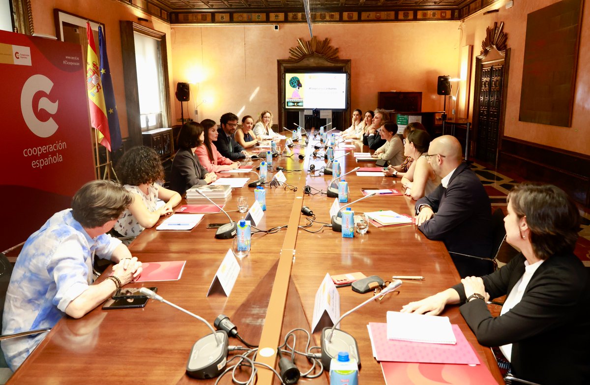 La Reina preside la reunión de la Agencia Española de Cooperación Internacional para el Desarrollo (AECID), ​en la que se ha hecho una presentación general sobre el proceso de reforma del sistema de cooperación, los logros alcanzados en estos 10 últimos años y los desafíos a