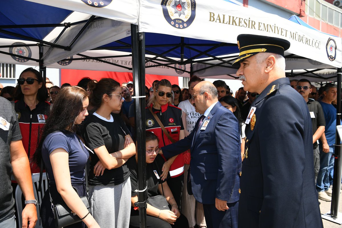 Vali İsmail Ustaoğlu, görevi başında geçirdiği kalp krizi sonucu vefat eden İl Emniyet Müdürlüğü personeli Polis Memuru Zekai Özel adına  düzenlenen cenaze törenine katılarak ailesine ve yakınlarına başsağlığı diledi.