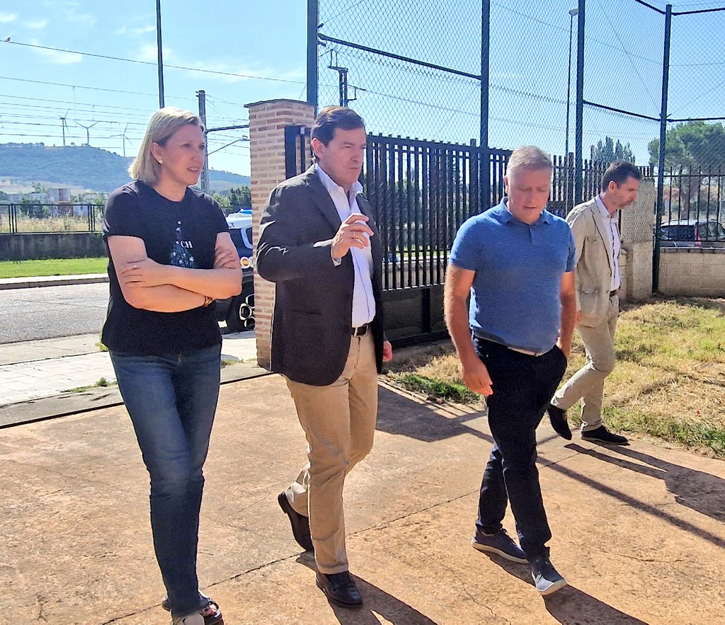 El presidente de la <a href="/jcyl/">Junta de Castilla y León</a>, Alfonso Fernández Mañueco y la Vicepresidenta y Consejera de Familia, Isabel Blanco, han visitado esta mañana <a href="/viveLaRoca/">larocaFES</a> y a los niños del Campamento VeranoAventura acompañados por el director de la Fundación Eusebio Sacristán, Pedro Pablo Crespo, tras