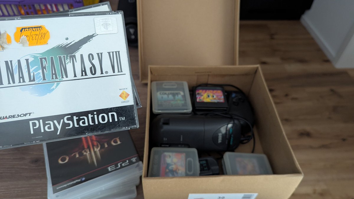 fennelyguy's tweet image. A good friend of mine cleaned up her cellar and sorted some stuff out.

This actually resulted in her gifting me some old PS3 games, a SEGA Game Gear with some games and her original copies of FF VII and FF IX 🔥