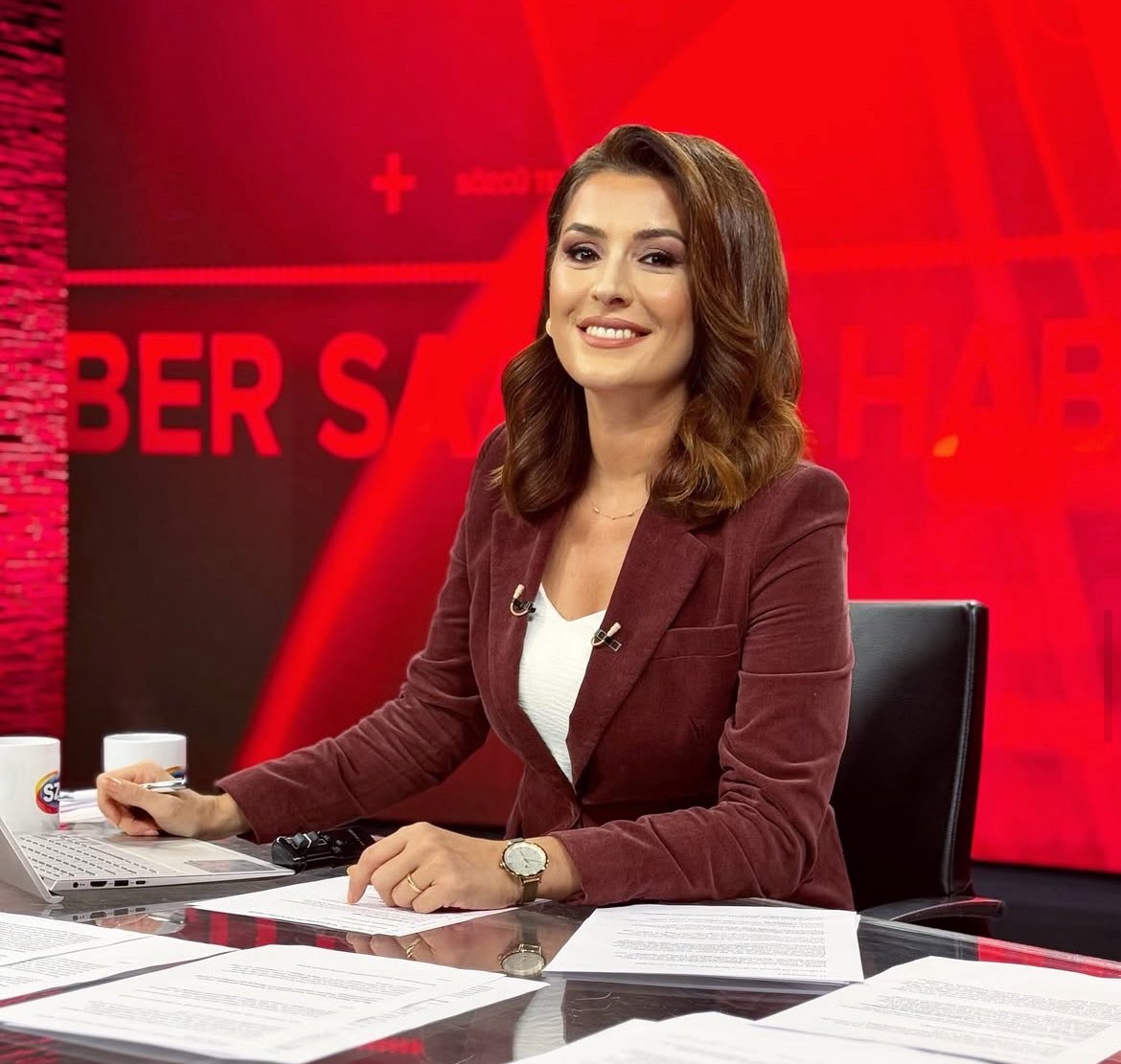 TurkcuPaylasim's tweet photo. 🗣️Sözcü TV sunucusu Serap Belovacıklı:

“İki sene önce AKP: ‘CHP kazanırsa Apo’yu serbest bırakacak.’

Bugün AKP: ‘Bu CHP barış düşmanı.’ 

Koltuk, sen nelere kadirsin.” https://t.co/B6U9Xrqqfv