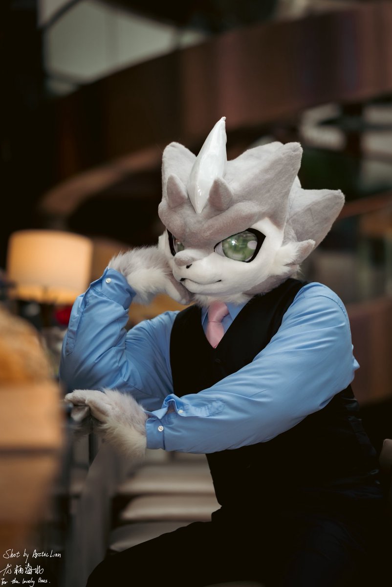 至今不理解为什么出毛时候喜欢托着头.png
📷：@龙栖海北 
#FursuitFriday