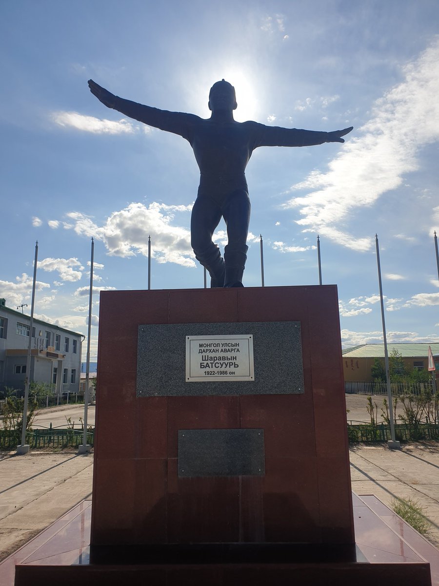 Говь-Алтай аймгийн Жаргалан сум Монгол улсын дархан аварга Ш.Батсуурь аваргын хөшөө.