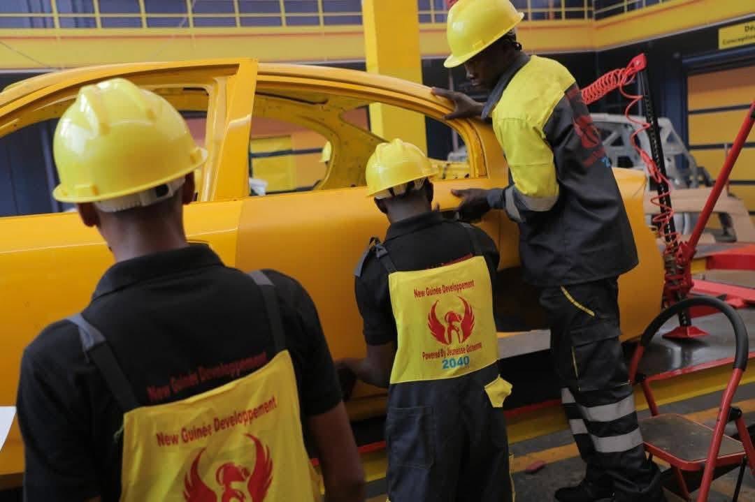 Our_Guinea's tweet photo. La Guinée sur la voie de l’innovation avec l’assemblage du premier taxi sur son sol.#MadeInGuinea ❤️💛💚
N’est-ce pas magnifique ?😍
#GuineedException #OurGuina #Simandou2040 #Innovation #Voiture #Guinee #Guinea https://t.co/G9aARPwkQj