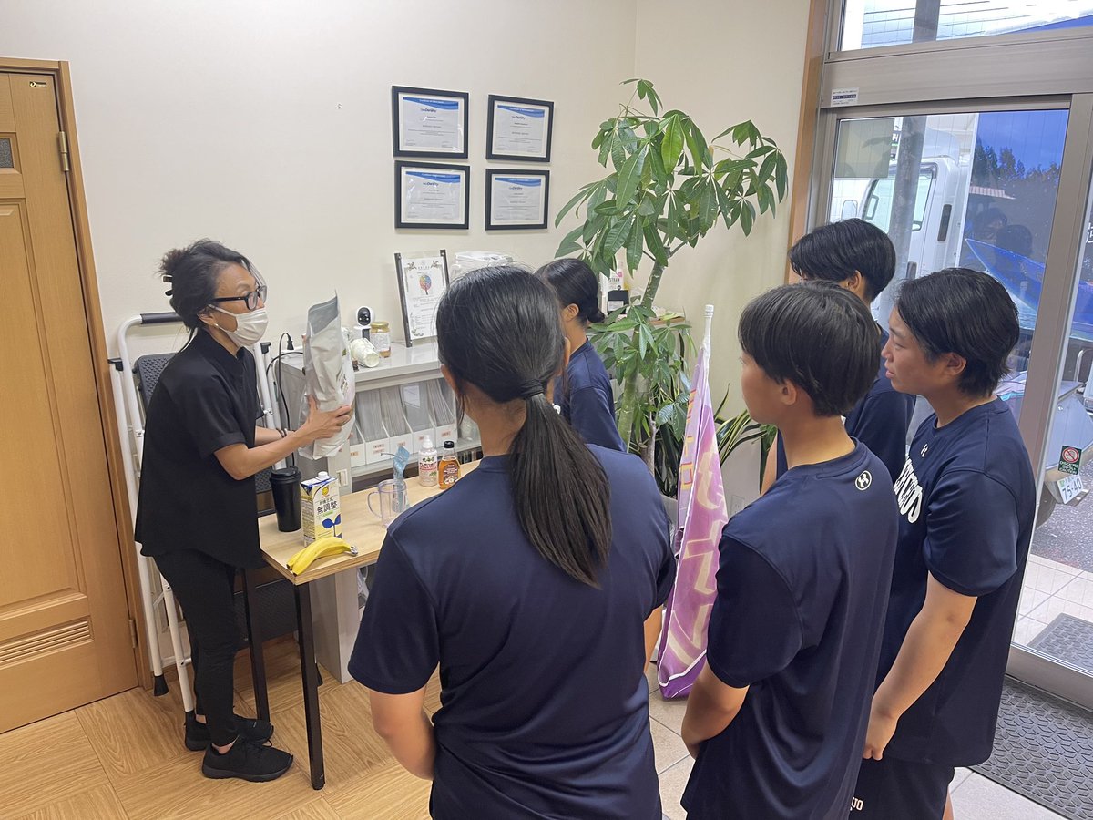 purple_edg61721's tweet photo. 2025/7/11 昨日に続き高知中央高等学校女子硬式野球部がトレーニングに来てくれました⚾️今日は2種類のフレーバーのプロテインドリンクを作りました🥛　#骨トレーニング #骨トレ #食育 #脳ケア #パープルエッジ #biodensity #美骨 #骨折予防 #女子野球 #拡がれ女子野球 #高知市 #高知県 https://t.co/s6Y3FVW9vh