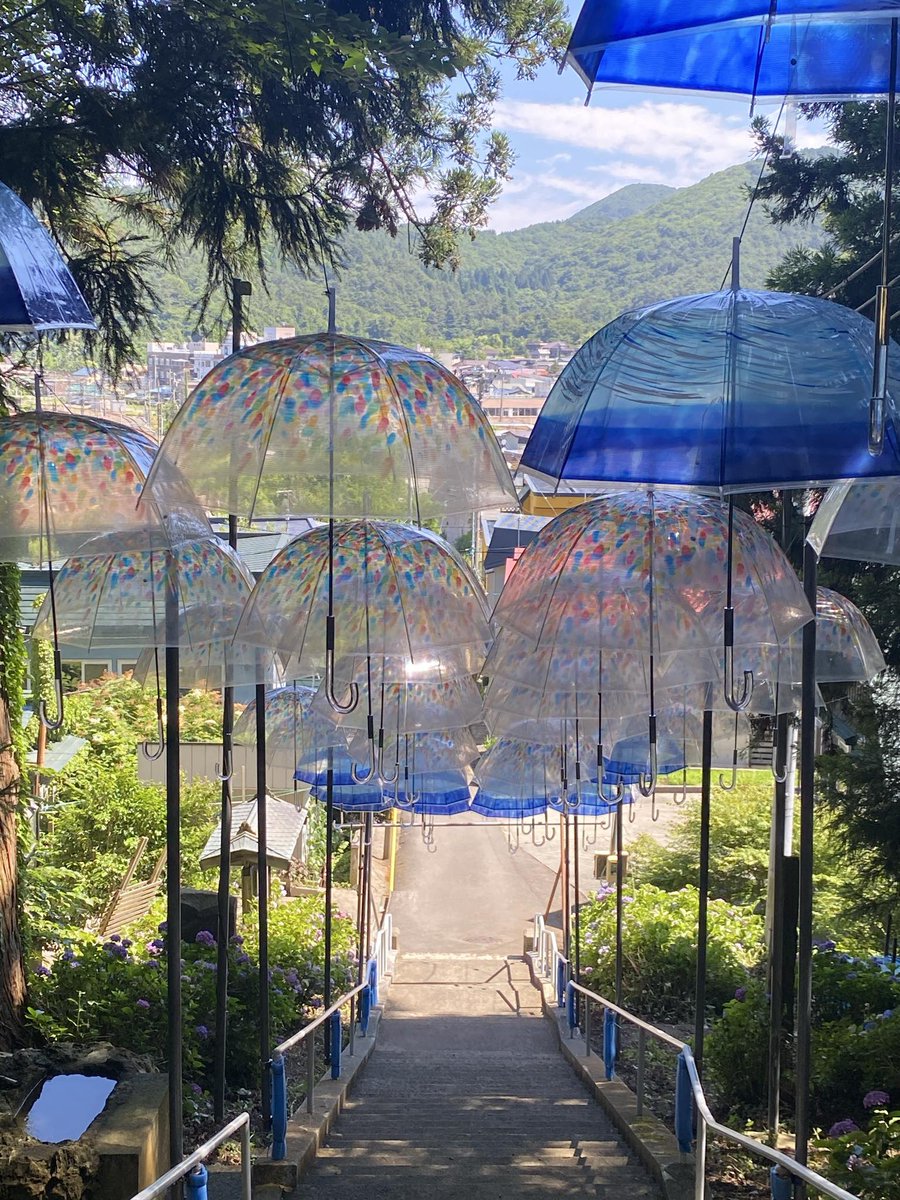 浅虫に、この夏限定の「 アンブレラスカイ 」登場❗️ 津軽びいどろの