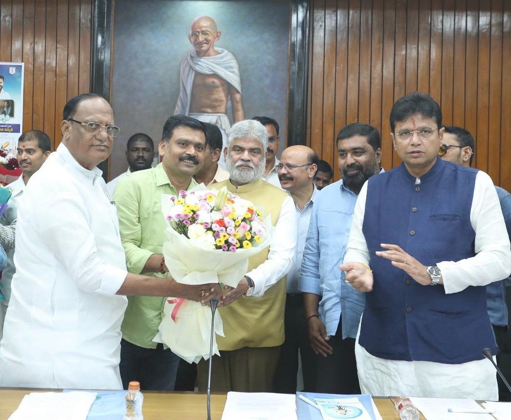 Ishtkam's tweet photo. Huge congratulations to brother @PramodChturvedi  Chaturvedi on being selected as a member of the Media Advisory Committee of the Telangana Legislature for 2025-27! This prestigious appointment is a testament to your expertise and dedication in the field.
Wishing you all the best https://t.co/kELuMTpXRV