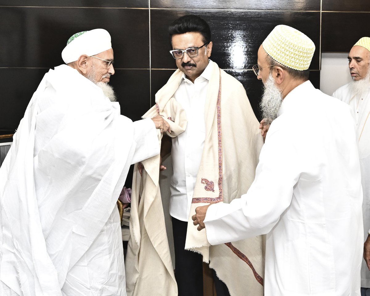 Dawoodi_Bohras's tweet photo. The Hon'ble @CMOTamilnadu, Thiru M.K. Stalin, today hosted His Holiness Syedna Mufaddal Saifuddin, the leader of the worldwide Dawoodi Bohra Muslim community, at his residence in Chennai following the recently concluded historic Ashara Mubaraka congregation in the city. Thiru @PKSekarbabu, Minister for Hindu Religious & Charitable Endowments, Tamil Nadu, was present along with the CM. 
During the meeting, Syedna Mufaddal Saifuddin expressed his sincere gratitude to the Government of Tamil Nadu and other authorities for their support in hosting the event, which drew 43,000 attendees to the city. Thiru. @mkstalin acknowledged the Bohra community’s disciplined organisation, civic-mindedness, and their contributions to trade, enterprise and social development.