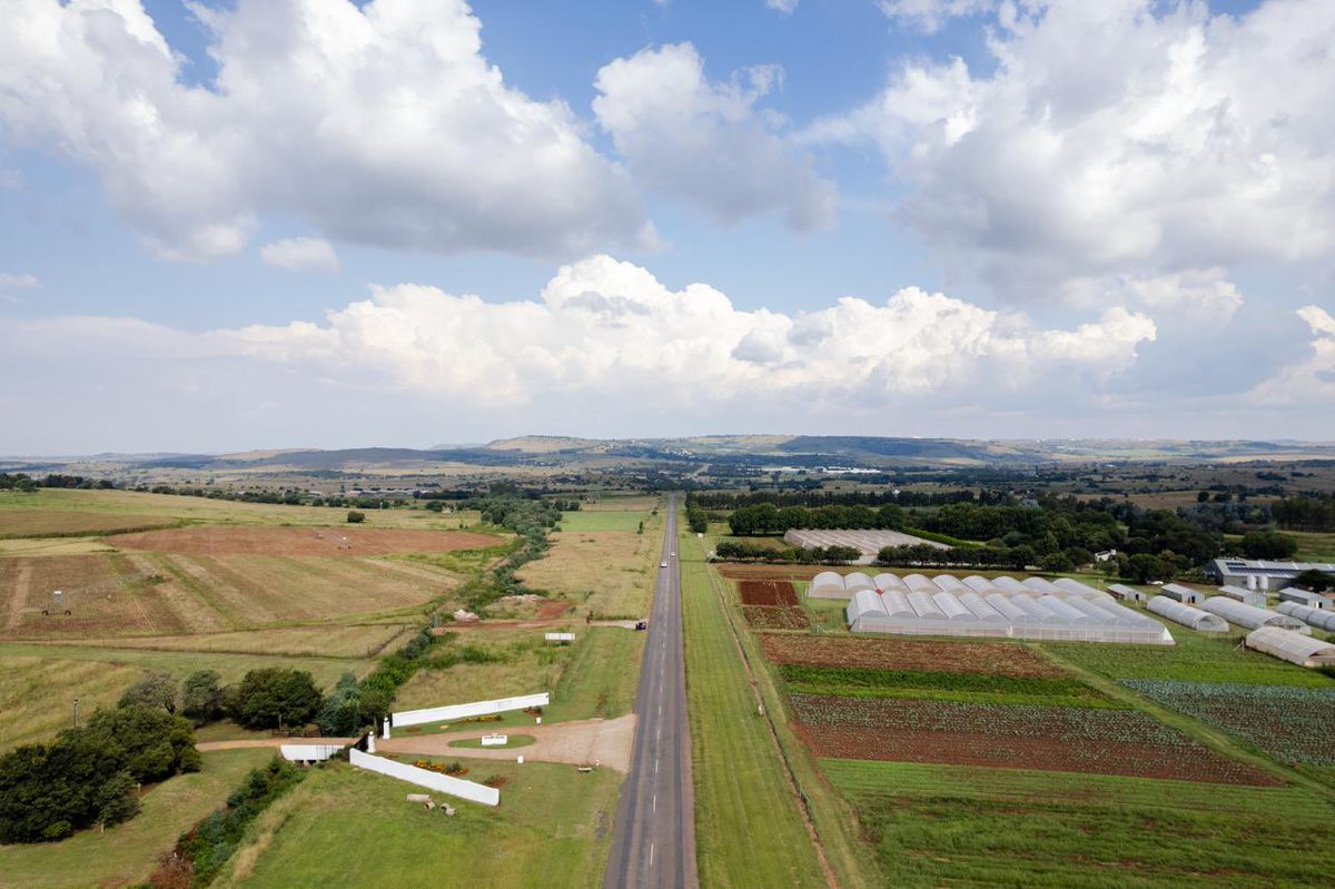 GautengProvince's tweet photo. Explore Gauteng. The road to the Cradle of Humankind - a UNESCO World Heritage Site, renowned for its rich collection of hominin fossils, which are some of the oldest and most significant in the world. #AgaLeRona #TacklingG13 #ThisIsGauteng https://t.co/Re48fZXlEJ