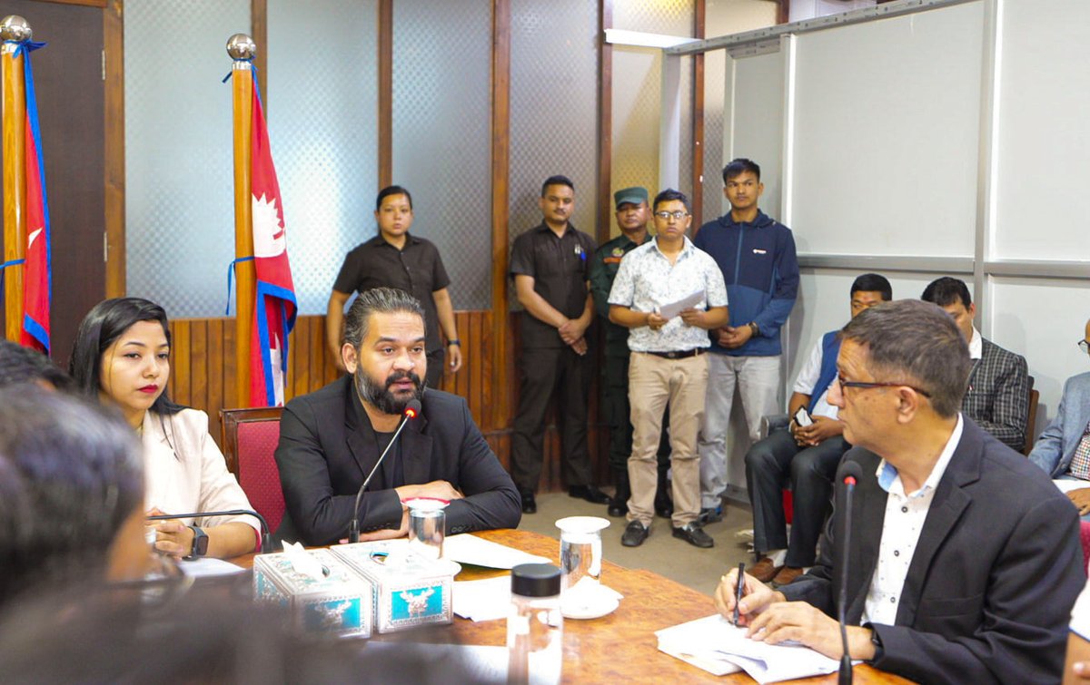 BhugolPark's tweet image. काठमाडौँ महानगरपालिकाको कार्यपालिका बैठक एक मिनेटमै सकिएको छ। मेयर बालेन शाहले आगामी २९ गते नगर सभा बोलाइएको जानकारी दिँदै त्यसको तयारीका लागि कार्यपालिका बैठक बिहान ११ बजेका लागि निर्धारण गरिएको घोषणा गरेका थिए। 
Pic: Binay Shakya
#Balenshah
#MAYOR
#KMCC
#kathmandu