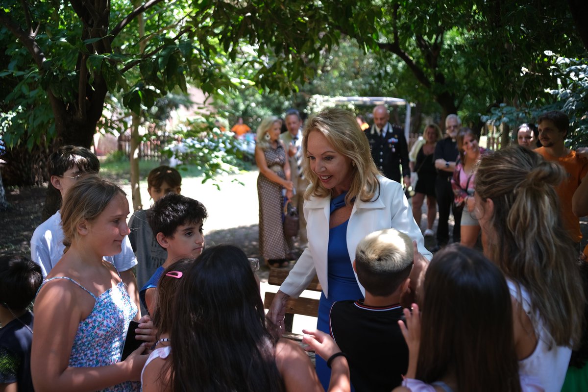RealCasaBorbone's tweet photo. Napoli, 7 luglio 2025. La Principessa Camilla di Borbone delle Due Sicilie ha fatto visita ai ragazzi assistiti dall’Associazione Assogioca. La Principessa ha donato 3.000 euro all’associazione per conto dell’Ordine Costantiniano, guidato dal consorte, S.A.R. il Principe Carlo. https://t.co/IZYC6Mv3N1