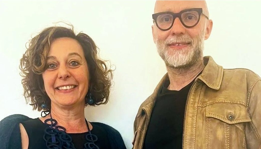 Via Metro: "Nele en Wouter Stinckens zijn broer en zus, allebei psychotherapeut en deelden gemeenschappelijke rouw. Zij verloren hun vader door een ernstig auto-ongeluk en hun moeder aan zelfdoding." Zij vertellen hoe zij met rouw omgaan: metronieuws.nl/lifestyle/heal…