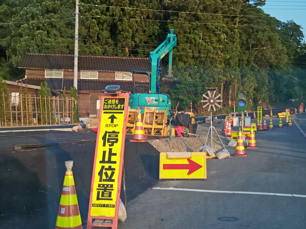 kondokazuya_'s tweet photo. 一ヶ月ほど前から珠洲市や輪島市への移動が余計に時間がかかるようになりました。アポを入れた場合は早めの出発を意識しています。（七尾から珠洲へ＋25分、輪島市へ＋15分くらい。）
理由は道路修理が応急復旧から本復旧へ移り片側交互通行の箇所が増えてきたから。
前向きな不便さです。

もちろん一応敷いた砂利のままの道路や海に沈んだままの道路、堤防が意味を成していない道路、海水が入り込み雑草が2メートル近くに伸びている田んぼなど、まだまだや全くに近いところもあります。

能登の復旧復興は見るところによって受けとめ方は全く違います。悲しい優先順位があることも現実です。
でも一歩ずつ前へ進んできています。関係者の皆様には感謝しかありません。