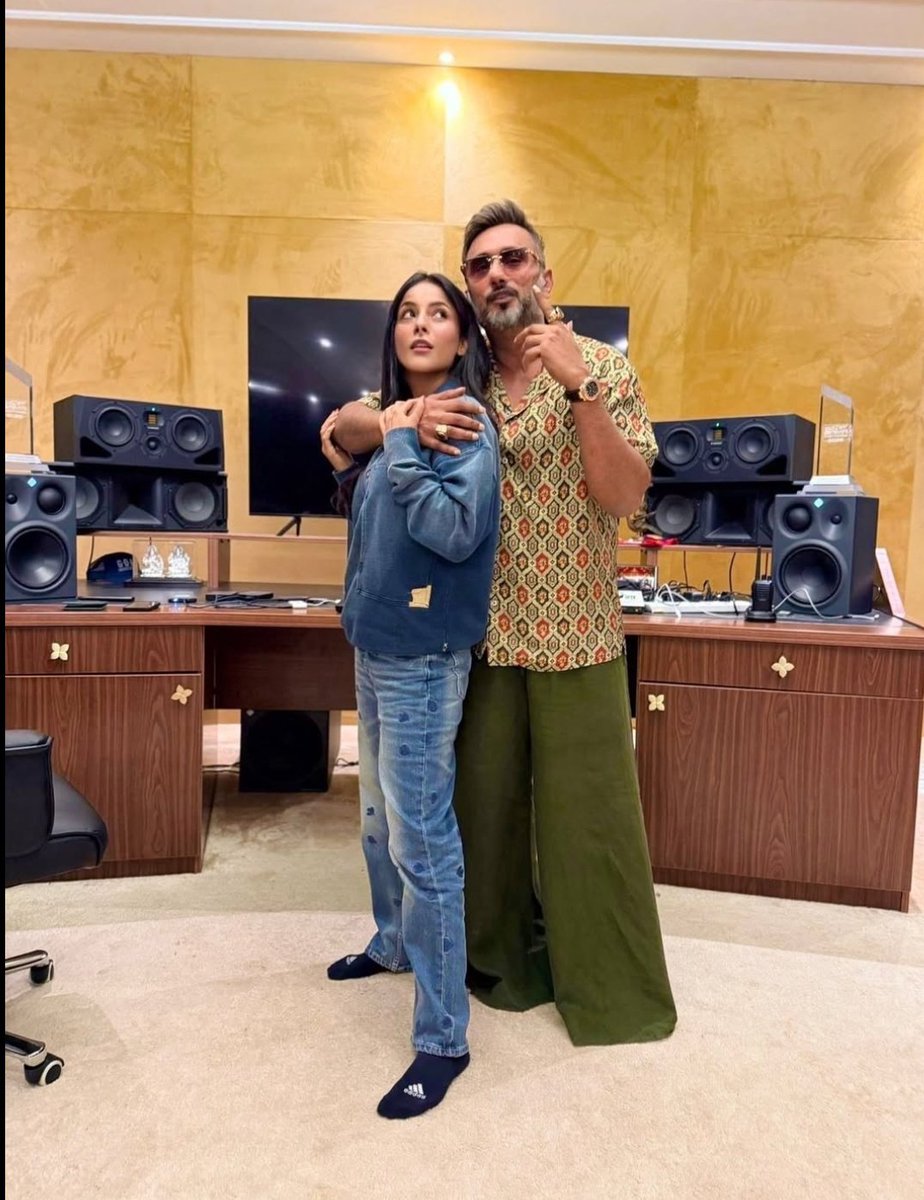 GOODTIMES (@mygoodtimes) on Twitter photo .<a href="/ishehnaaz_gill/">Shehnaaz Gill</a> just shared a picture with <a href="/asliyoyo/">Yo Yo Honey Singh</a> calling him "he naaz of the Punjabi music industry".
Fans are anticipating that the actor will be featured in #HoneySingh's upcoming music video.
What do you think?
#ShehnaazGill .<a href="/ishehnaaz_gill/">Shehnaaz Gill</a> just shared a picture with <a href="/asliyoyo/">Yo Yo Honey Singh</a> calling him "he naaz of the Punjabi music industry".
Fans are anticipating that the actor will be featured in #HoneySingh's upcoming music video.
What do you think?
#ShehnaazGill