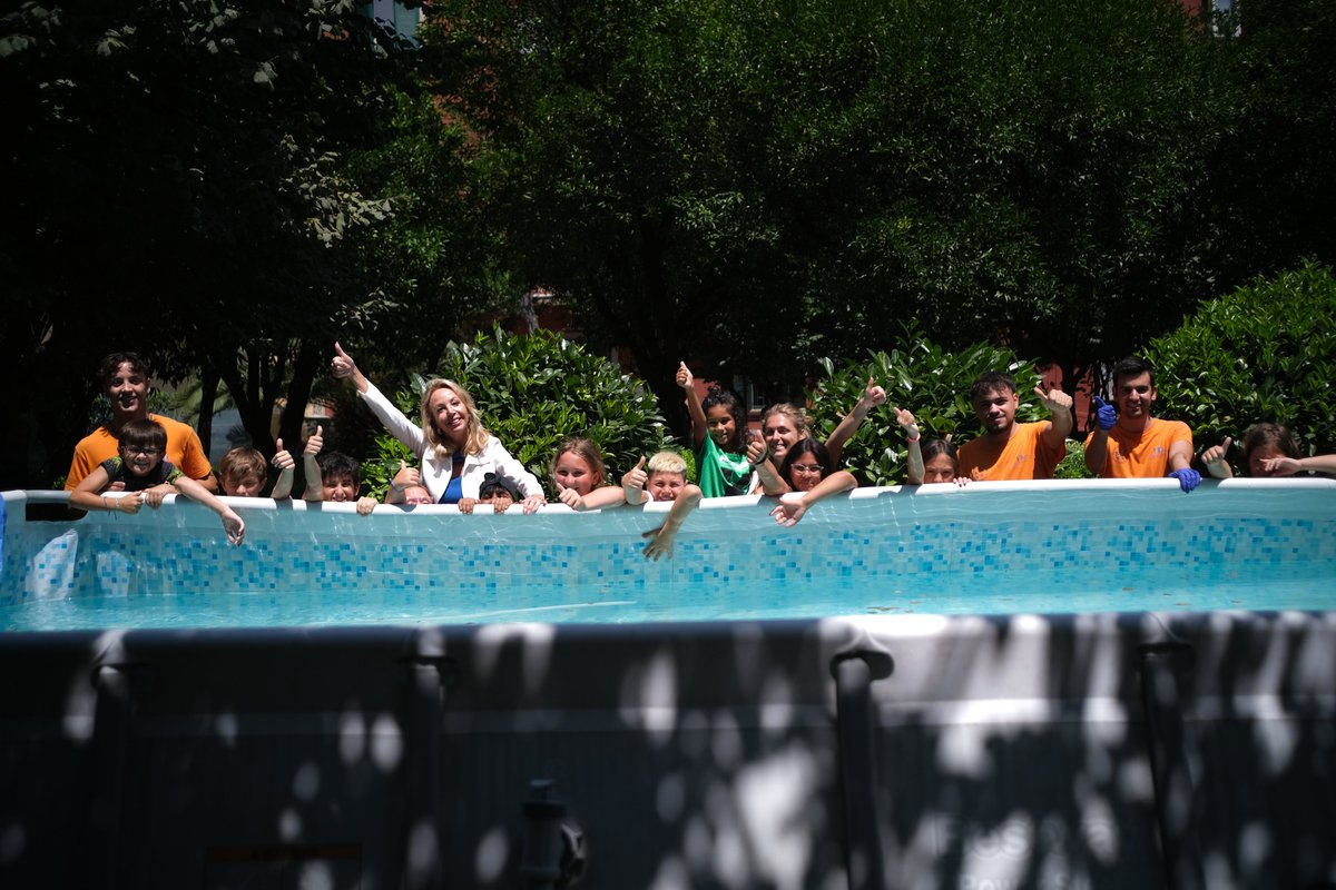 Napoli, 7 luglio 2025. La Principessa Camilla di Borbone delle Due Sicilie ha fatto visita ai ragazzi assistiti dall’Associazione Assogioca. La Principessa ha donato 3.000 euro all’associazione per conto dell’Ordine Costantiniano, guidato dal consorte, S.A.R. il Principe Carlo.