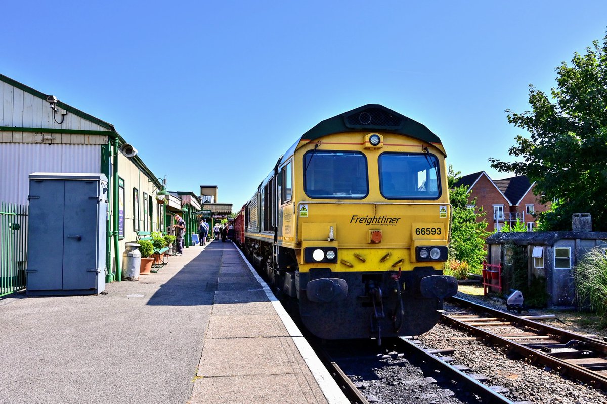 I'm at the Mid Hants Railway today for their Diesel Gala and my first haulage of the day is 66593 on the 1029 Alton to Alresford.