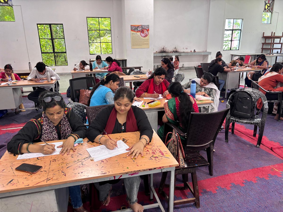 official_umsas's tweet photo. #UMSAS, पटना द्वारा आयोजित हस्तशिल्प प्रशिक्षण सत्र की शुरुआत हो चुकी है। विभिन्न शिल्पों में प्रशिक्षकों के मार्गदर्शन में छात्र-छात्राओं को शिल्प की बुनियादी जानकारी दी जा रही है। सभी शाखाओं में छात्रों का उत्साह और सीखने की लगन देखते ही बन रही है।
@IndustriesBihar https://t.co/1fZyAsoUtC