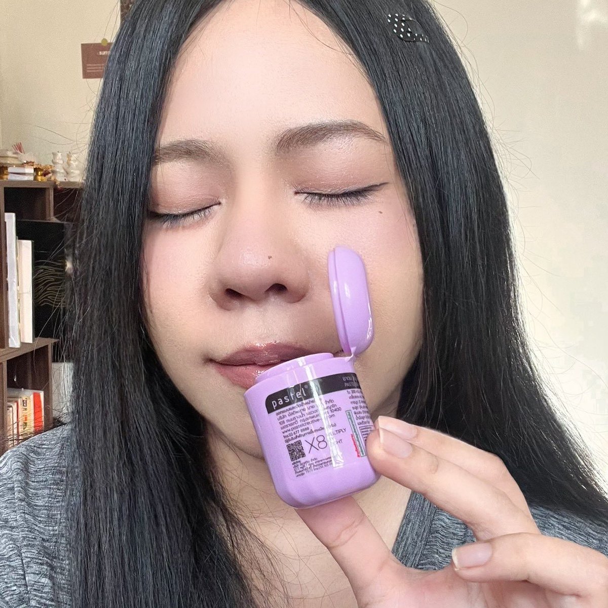 ไอเท็มคู่ใจพกติดตัวไปทุกที่ ต้อง #ยาดมพาสเทล เลย นี่ชอบที่เค้าเป็นยาดมสมุนไพร หอมกลิ่นดอกบัวสดชื่น แถมดีไซน์เก๋น่ารัก พกพาง่าย มีที่กั้นเป็นรูปหน้ายิ้มด้วย ติดตัวใส่กระเป๋าไว้อุ่นใจ ราคาแค่ 39 บาทเอง หาซื้อง่ายที่เซเว่น♡

#รีวิวเซเว่น #สไมล์ลี่เฮิร์บ