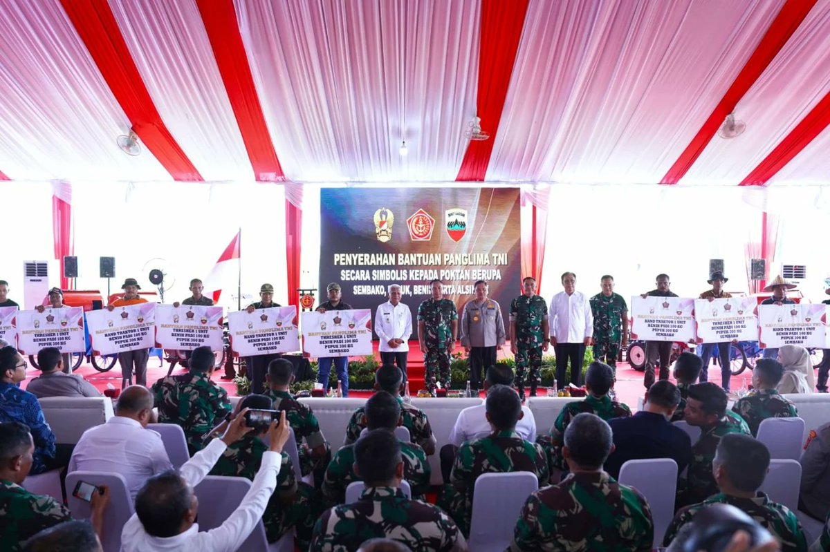 yonif125smb's tweet photo. Panglima TNI Panen Raya Padi di Lahan Ketahanan Padi Kodam I/BB di Deli Serdang https://t.co/nZa9muTC9F