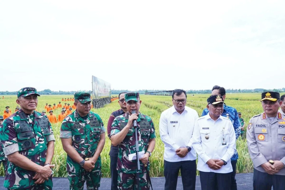 yonif125smb's tweet photo. Panglima TNI Panen Raya Padi di Lahan Ketahanan Padi Kodam I/BB di Deli Serdang https://t.co/nZa9muTC9F