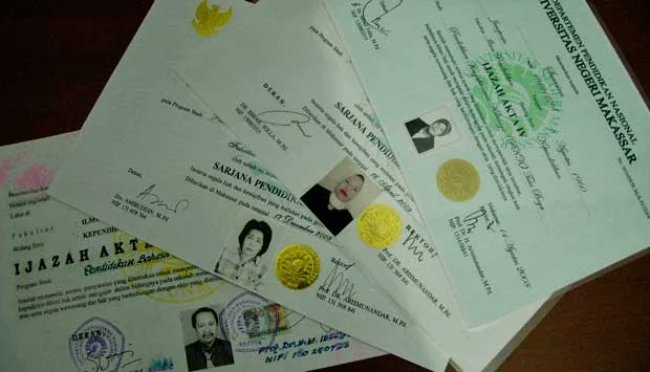 tempodotco's tweet photo. Wali Kota di Jepang Mundur karena Dugaan Ijazah Palsu

Wali Kota dari Prefektur Shizuoka, Maki Takubo tersandung dugaan ijazah palsu. 

Ia sebelumnya mengaku lulus dari Universitas Toyo, namun ternyata sebenarnya dikeluarkan dari universitas.