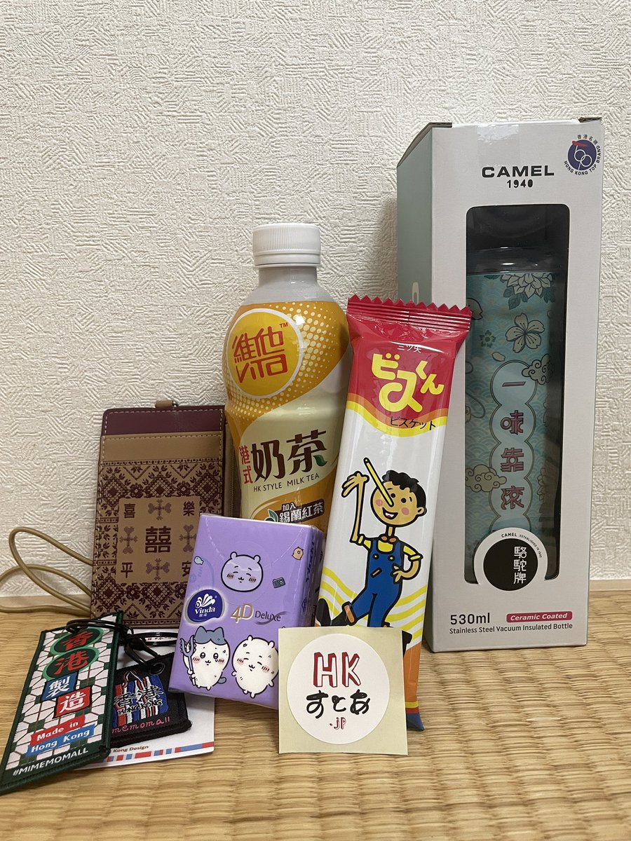 C_L_Akari13's tweet photo. HKストアで買ったのはカードケース、キーホルダー、ビタ(香港式ミルクティー)
あとサービス？でお菓子とちいかわのティッシュ付いてきました😊
ビタ初めて飲んだけど美味しいですね❗️他にも色々な味のビタがあるので飲んでみようっと😎
#HKストア 
#ビタ https://t.co/xPiwLqikw8