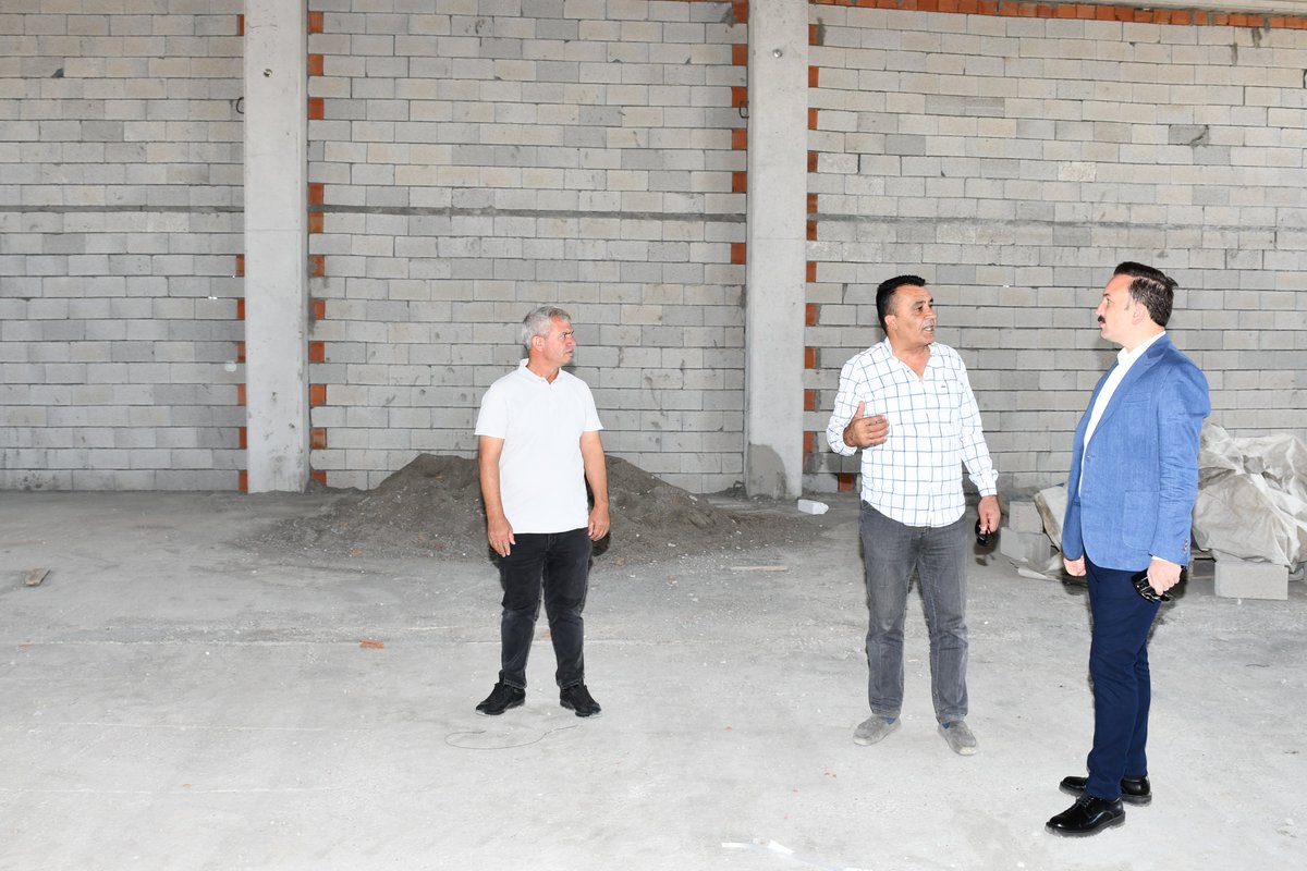 📌Kaymakamımız Göksu Bayram, İlçemizde Yapımı Devam Eden "Süt Toplama Merkezi" İnşaatını Ziyaret Etti.

Kaymakamımız Göksu Bayram; süt üreticilerimize hizmet vermek amacıyla Malazgirt Ziraat Odası tarafından yapımına başlanan "Süt Toplama Merkezi" inşaatını ziyaret ederek