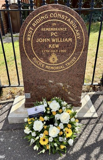 tpmt_org's tweet image. Today we remember PC John Kew of the West Riding Constabulary who died on this day in 1900 after being shot by 2 men. This morning we laid a floral tribute at his memorial to mark the anniversary of his murder.
#HonouringThoseWhoServe
#PoliceMemorials
#PoliceFamily