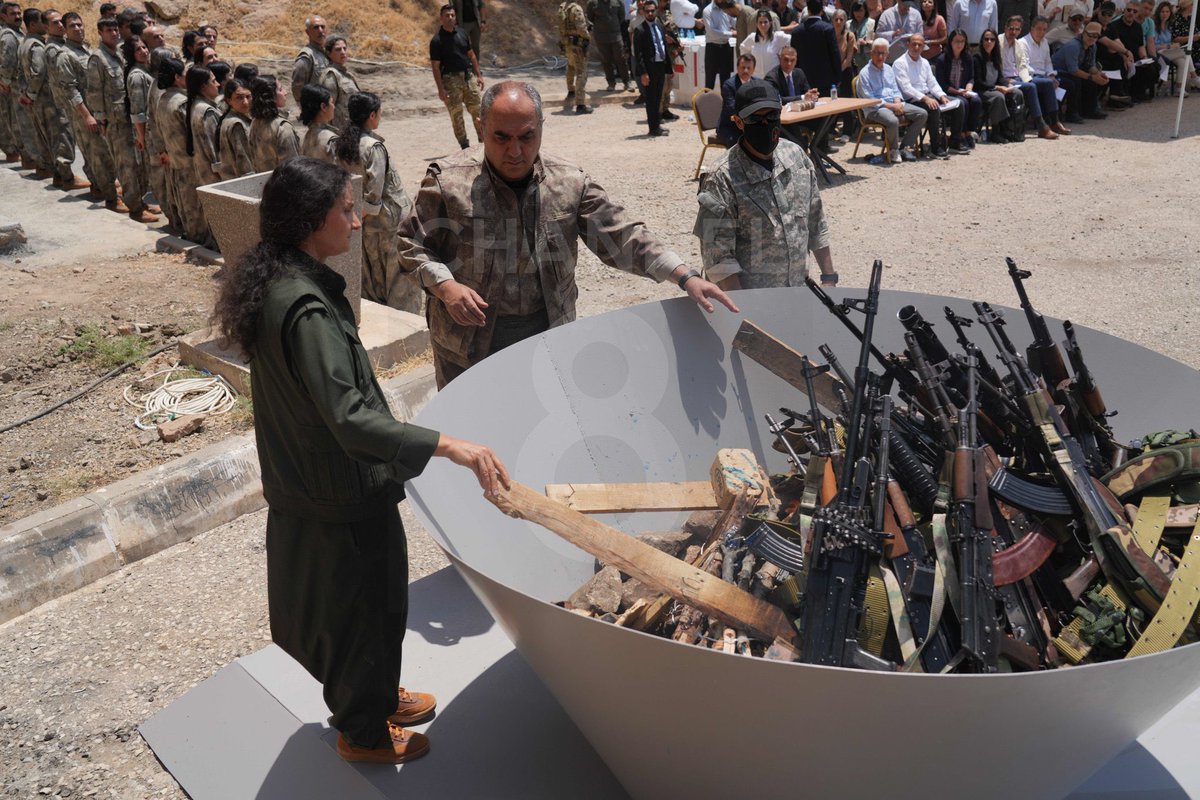 PKK’nın sözde yöneticileri Bese Hozat, Behzat Çarçel ve Tekoşin Ozan öncülüğünde silahlar yakıldı.

📍Görüntüler Kuzey Irak’tan.
📍Terör örgütü dağılırken barışın konuştuğu bir yüzyıl başlıyor.

Erdoğan liderliğinde Türkiye Yüzyılı, barışın yüzyılı olacak.

#SavunmaEkseni