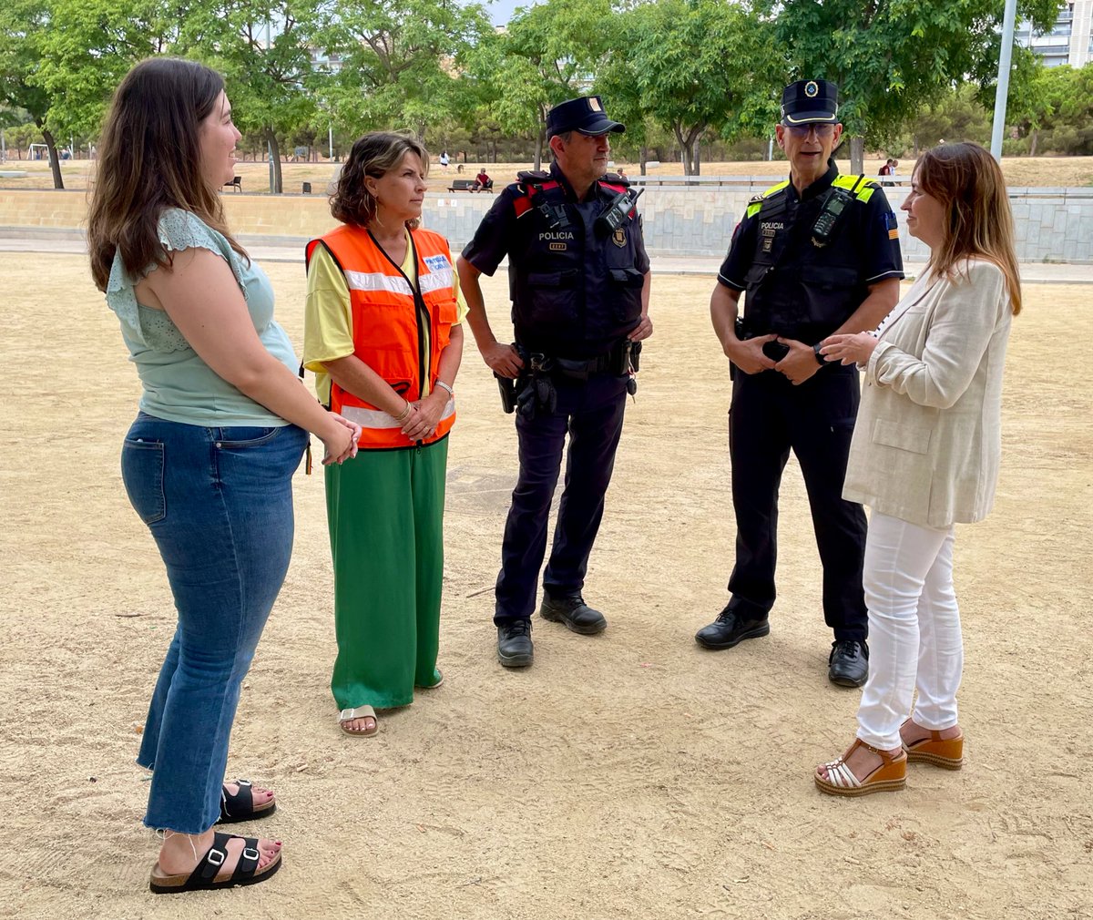 Ajuntament de Mataró (@matarocat) on Twitter photo Les regidores de Mataró Segura <a href="/NuriaMorenoRom/">Núria Moreno</a> i Igualtat <a href="/martamoyamolina/">Marta Moya</a> presenten la planificació policial, de protecció civil i d’igualtat per garantir la seguretat de <a href="/lessantesmataro/">Les Santes Mataró</a>
(👇) Les regidores de Mataró Segura <a href="/NuriaMorenoRom/">Núria Moreno</a> i Igualtat <a href="/martamoyamolina/">Marta Moya</a> presenten la planificació policial, de protecció civil i d’igualtat per garantir la seguretat de <a href="/lessantesmataro/">Les Santes Mataró</a>
(👇)