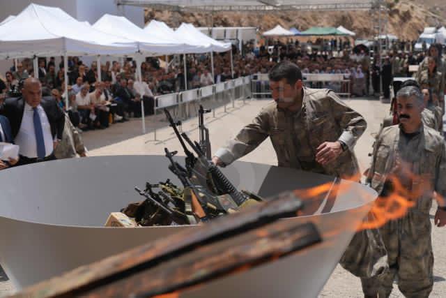 Parrattarna's tweet image. A symbolic 30-person PKK guerrilla laid down their arms in a ceremony. Their weapons were burned. A historic moment. The Kurdish movement has taken a major step. Now the Turkish government must take immediate legal action to legally guarantee the rights of the Kurdish people.