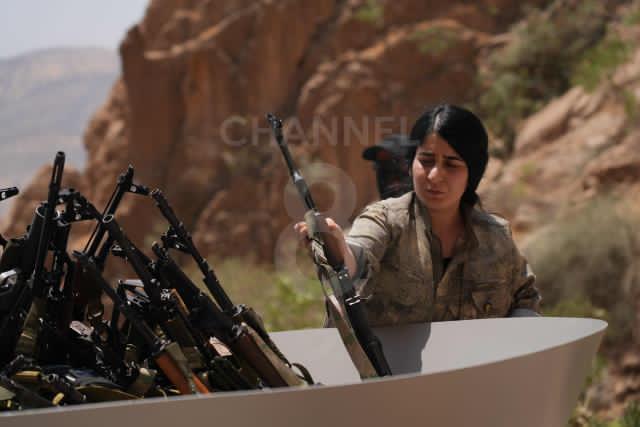 Parrattarna's tweet image. A symbolic 30-person PKK guerrilla laid down their arms in a ceremony. Their weapons were burned. A historic moment. The Kurdish movement has taken a major step. Now the Turkish government must take immediate legal action to legally guarantee the rights of the Kurdish people.
