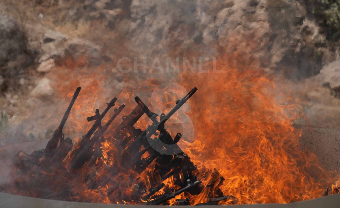Parrattarna's tweet image. A symbolic 30-person PKK guerrilla laid down their arms in a ceremony. Their weapons were burned. A historic moment. The Kurdish movement has taken a major step. Now the Turkish government must take immediate legal action to legally guarantee the rights of the Kurdish people.