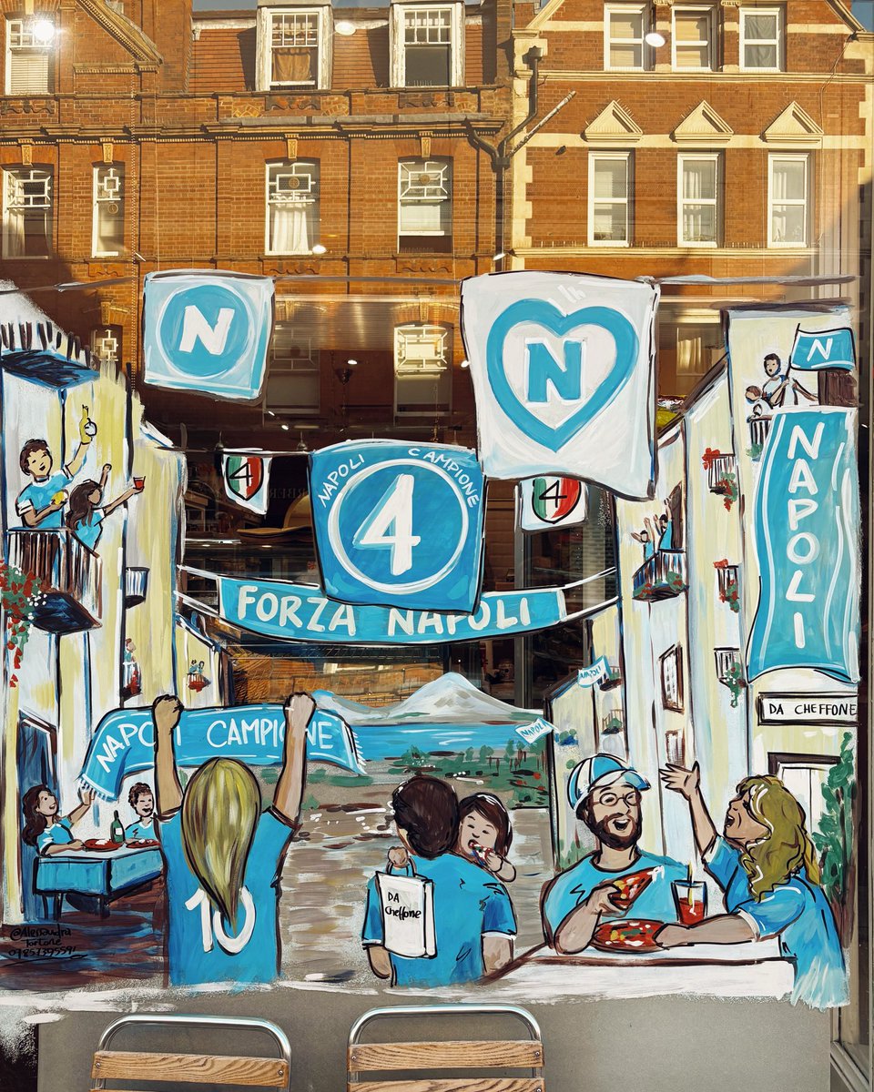 We absolutely love this epic window display at Da Cheffone deli in Hampstead celebrating Napoli’s recent Scudetto win 🏆🇮🇹🍕