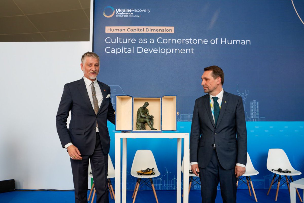 AlessGiuli's tweet image. Nel corso della Conferenza sulla ricostruzione dell&apos;Ucraina ho consegnato al Ministro ucraino @tochytskyi una copia del &quot;Pugilatore in riposo&quot;: segnato dalla durezza del combattimento, porta tenacia, fierezza e la forza interiore di chi lotta per un bene superiore, la Patria.