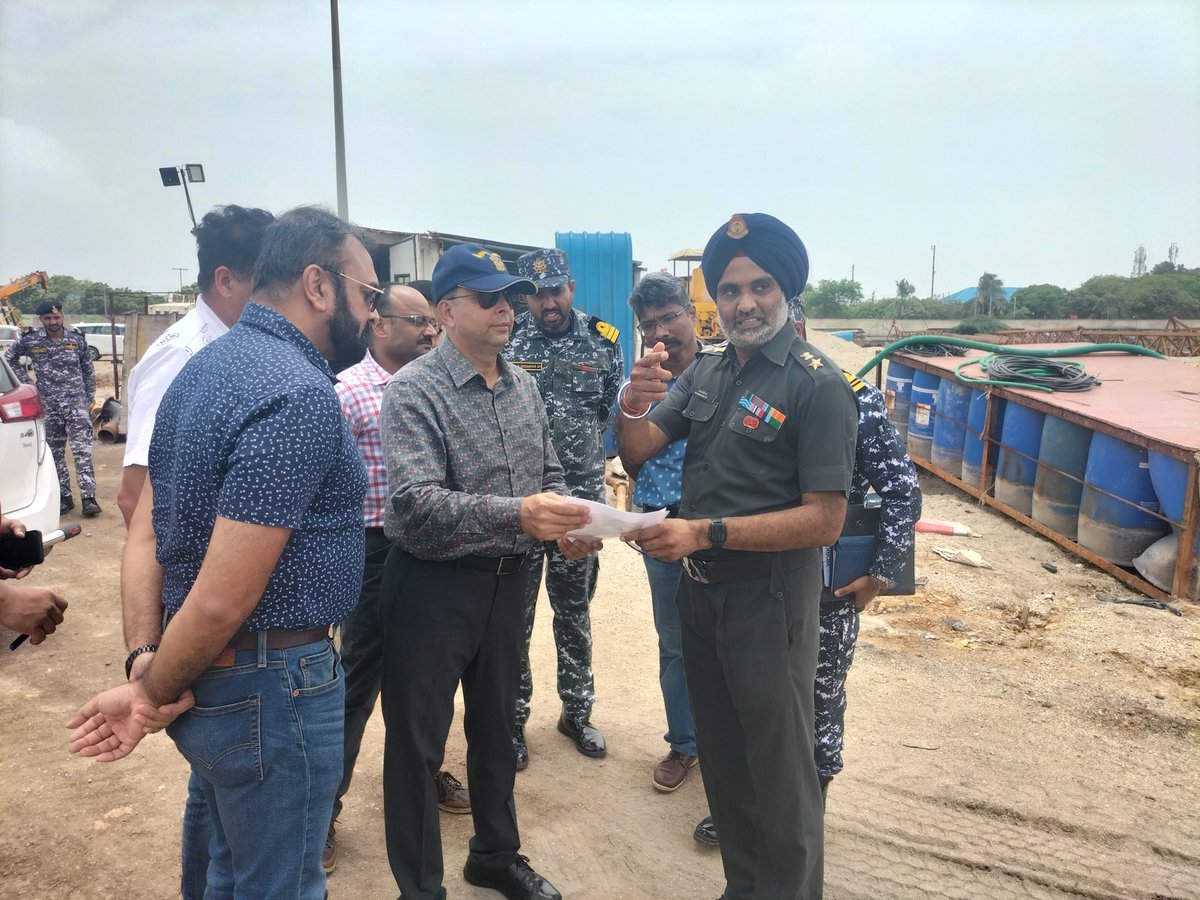 V Adm Deepak Kumar Goswami, Director General Naval Projects (Mumbai), visited #FOB Okha and Porbandar from 09 to 10 Jul 25 and reviewed upcoming maritime infra projects. The Admiral held discussions with #FOGNA and interacted with officers of GD&amp;D Area