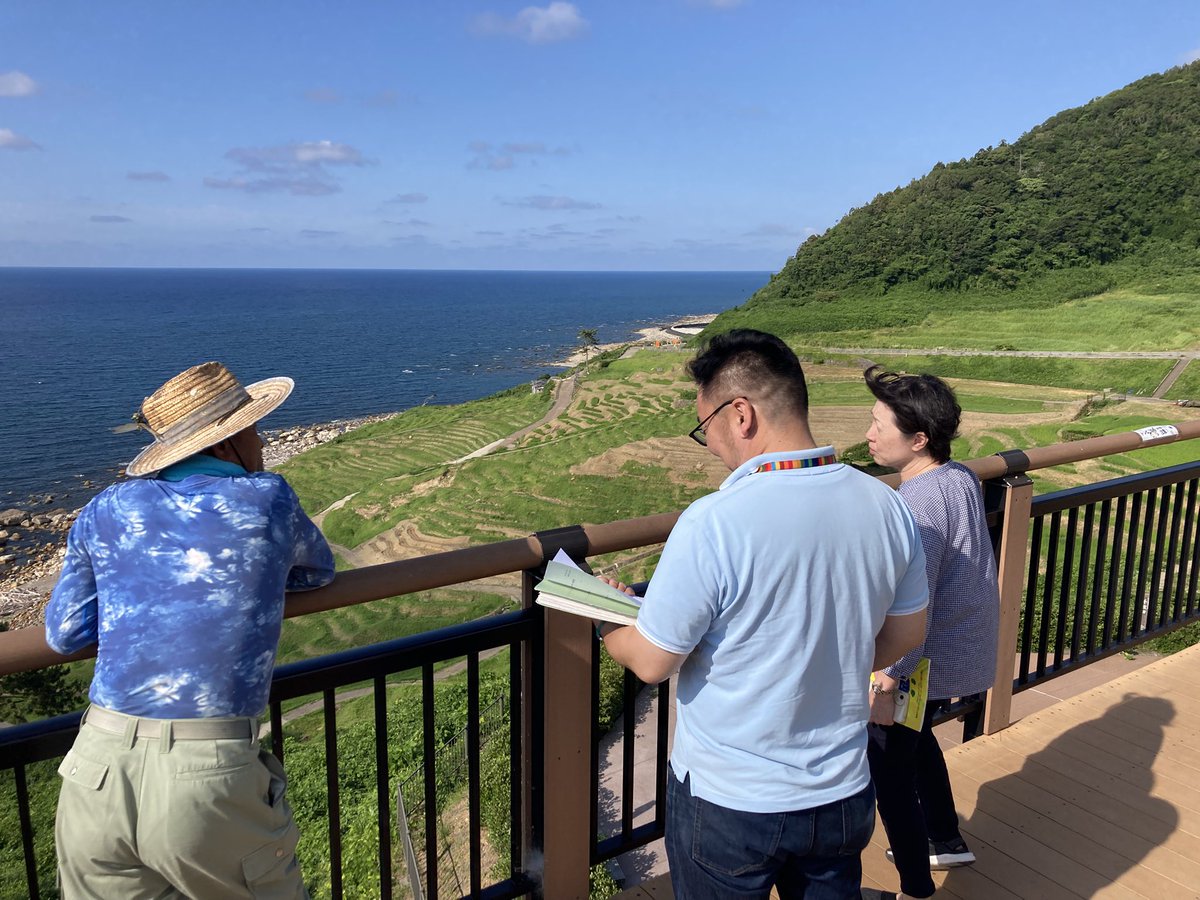noto_senmaida's tweet image. 2025.07.10
輪島市社会福祉協議会の輪島市災害たすけあいセンターの方々が愛耕会の取材に。心地よい風が吹く展望台で震災後のアレコレをお話しさせていただきました。次号のあいちゃん通信に掲載予定だそうです。
#令和6年能登半島地震 #能登 #輪島 #白米千枚田 #愛耕会 #能登豪雨 #草取り