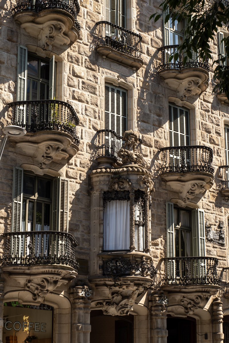 itsrapha83's tweet photo. Balconies of Barcelona🇪🇸 https://t.co/ZxYG4fKDrM