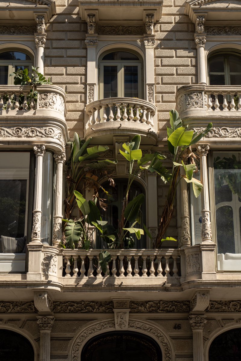 itsrapha83's tweet photo. Balconies of Barcelona🇪🇸 https://t.co/ZxYG4fKDrM