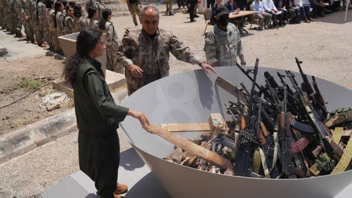 GEYLANİ (@borsamod1) on Twitter photo Bu topraklarda artık barış, huzur ve kardeşlik konuşsun. Yıllardır gözyaşı döken anaların duaları kabul oldu.
Umarım bir daha silah sesi duymayız… 🇹🇷✨ Artık çocuklar silah değil kalem tutsun… 💔➡️❤️ 
#terörsüztürkiye
#TerörsüzTürkiye Bu topraklarda artık barış, huzur ve kardeşlik konuşsun. Yıllardır gözyaşı döken anaların duaları kabul oldu.
Umarım bir daha silah sesi duymayız… 🇹🇷✨ Artık çocuklar silah değil kalem tutsun… 💔➡️❤️ 
#terörsüztürkiye
#TerörsüzTürkiye