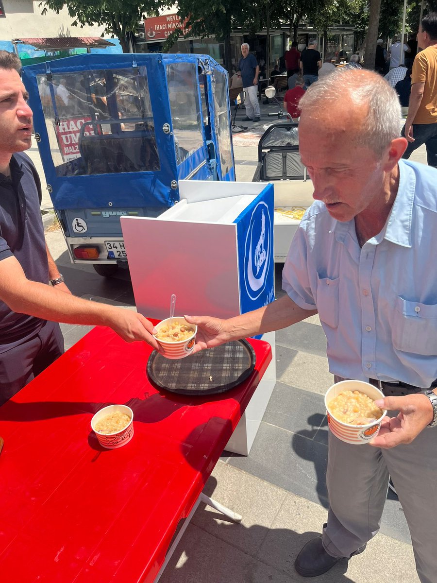 Büyükçekmece Ülkü Ocaklarımız, tüm şehitlerimiz ve ölmüşlerimizin adına aşure ikramında bulundu.