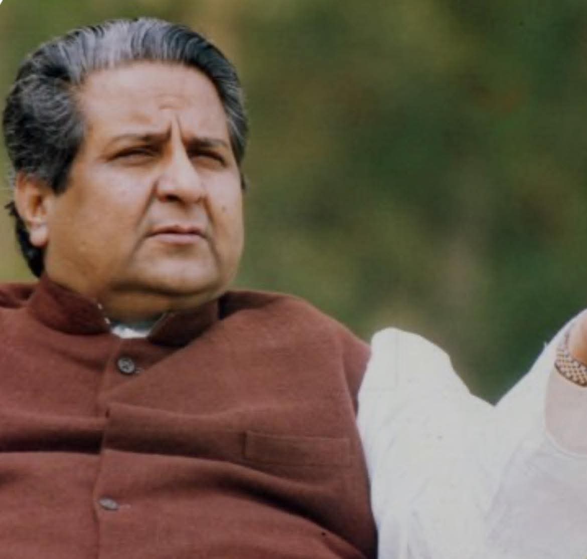पूर्वांचल के कद्दावर नेता रहे स्वर्गीय कल्पनाथ राय से किसी ने पूछा कि क्या उद्योग है उत्तर प्रदेश के पूर्वांचल में?

स्वर्गीय राय ने बहुत खूब उत्तर दिया था….उन्होंने कहा था हमारे यहां राजनीति ही कुटीर उद्योग है, जो हर घर में होता है।